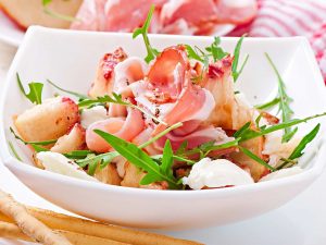 Salade pêches, jambon de parme et mozzarella
