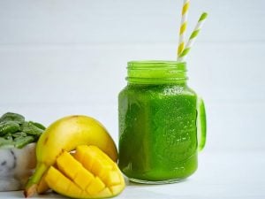 Smoothie aux épinards, mangue et banane