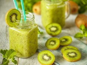 Eau rafraîchissante banane et kiwis