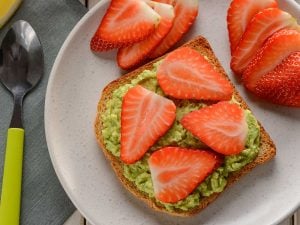 Toast avocat et fraises