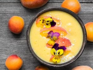 Soupe froide pêche, abricot et thym