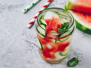Eau fraîche au concombre et à la pastèque