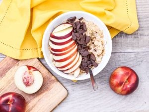 Porridge d’été au lait de riz, nectarines et chocolat