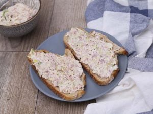 Tartines pour l’apéritif aux poireaux et lardons