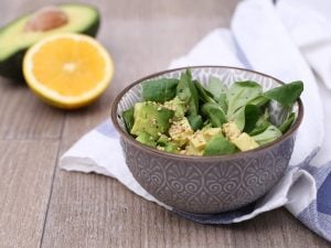 Bowl mâche, avocat et vinaigrette à l’orange