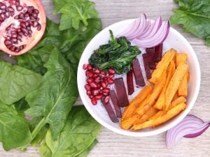 Buddha Bowl aux patates douces, betteraves et épinards