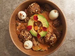 Energy balls aux abricots moelleux dans un energy bowl