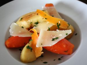 Assiette de légumes racines glacés