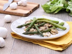 Poêlée d’asperges et de champignons de Paris