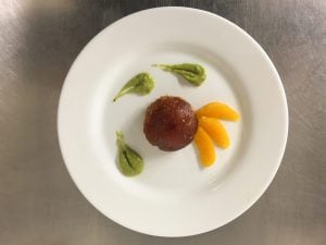 Tarte tatin, suprêmes d’orange et crémeux d’avocat et kiwi