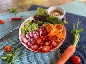 Buddha bowl quinoa, carottes, concombre, radis et tomates cerises