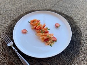 Salade de melon, fraises et pignons de pin