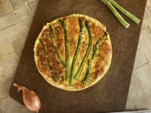 Tarte printanière aux asperges, poireaux et oignons