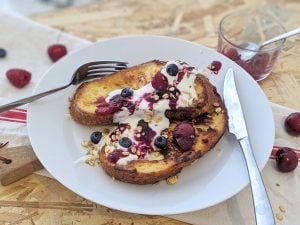 Pain perdu aux fruits rouges et granola