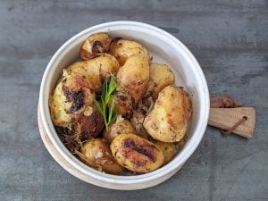 Pommes de terres nouvelles confites aux herbes et oignons