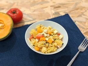 Salade de pâtes au melon, tomate et mozzarella