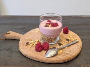 Yaourts à la framboise et granola