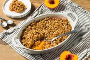 Crumble aux pêches et au granola