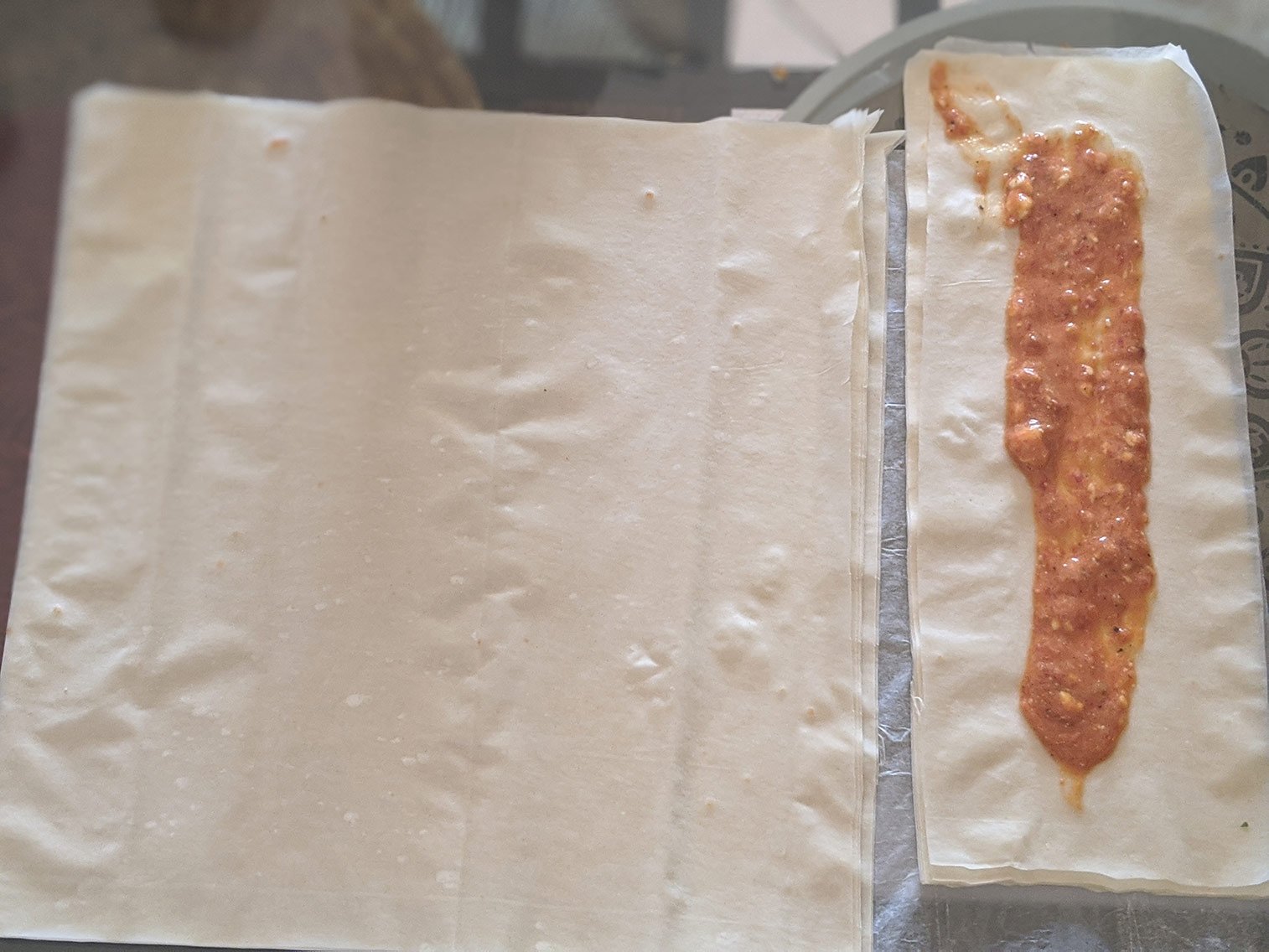Je garnis avec un peu de préparation tomate-oeuf-chèvre .