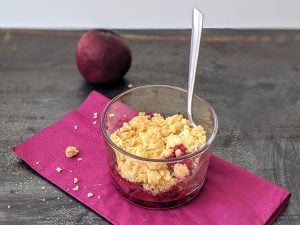 Crumble à la nectarine de vigne rouge