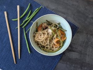 Pâtes de riz au poisson, haricots verts et carottes