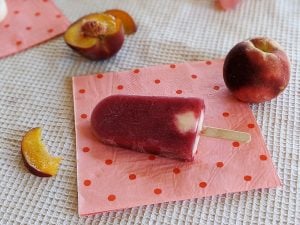 Glaces à la pêche en bâtonnets