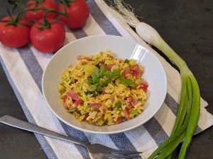 Salade de riz à la tomate, oignons et persil