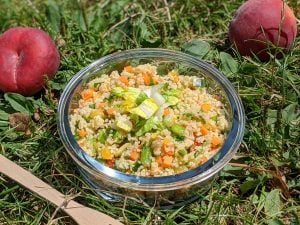 Taboulé au persil, tomates, oignons, poivrons et courgette