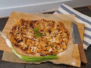 Tarte fine aux oignons, crème fraiche et poulet