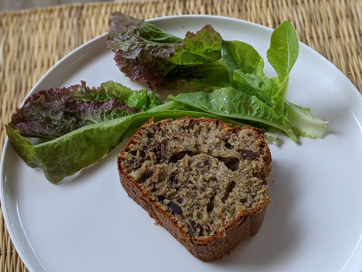 Je verse ensuite la préparation dans un moule à cake tapissé d'une feuille de papier sulfurisée et j'enfourne pour 45 minutes environ.
