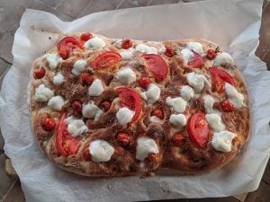 Focaccia tomates mozzarella et romarin