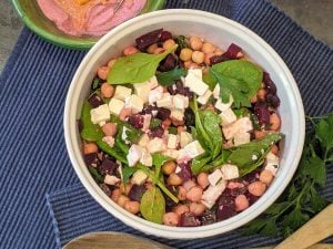 Salade betterave, pois-chiche, épinard et feta