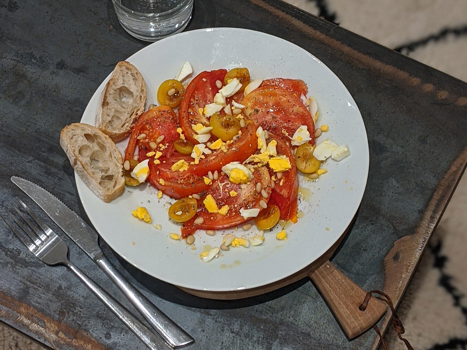 Salade de tomates et mirabelles aux pignons de pin