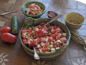 Salade de pois chiches, tomates, concombre et fêta