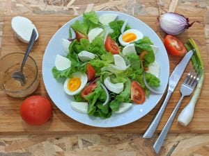 Salade aux tomates, mozzarella, oignons et œufs