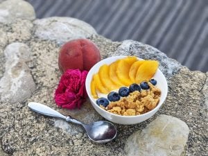 Yaourt pêche, myrtilles et crumble maison