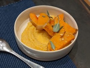 Polenta et butternut rôtie à la sauge