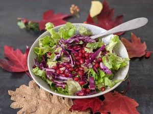 Salade verte au chou rouge, oignon et grenade
