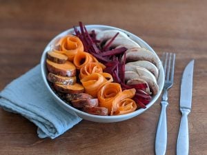 Buddha bowl aux lentilles, betterave, carottes, champignons et patates douces