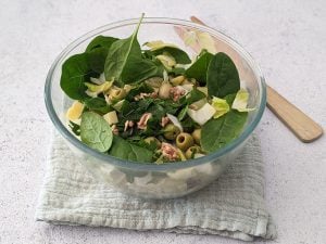 Salade d’endives, jeunes pousses d’épinard, olives vertes et Comté