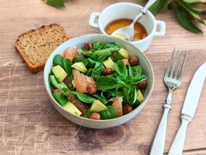 Salade de mâche au pamplemousse, avocat et noisettes