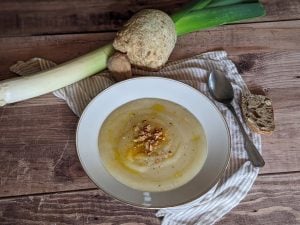 Velouté au céleri, pomme de terre et poireau