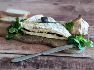 Brie de Meaux fourré à l’ail noir de la Drôme