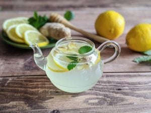 Infusion de mélisse, miel, citron et gingembre
