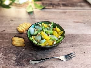 Salade de fruits aux litchis, kiwis, oranges et noix