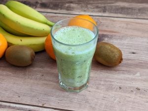 Smoothie à la banane, kiwis et oranges