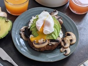 Avocado toast aux champignons de Paris