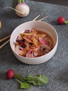 Ceviche de saint-jacques et racines, mariné au citron et soja