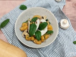 Gnocchis à la courge butternut, sauce aux champignons, épinards et chou chinois