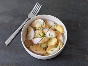 Entrée froide de navets, pommes de terre à la vinaigrette de soja